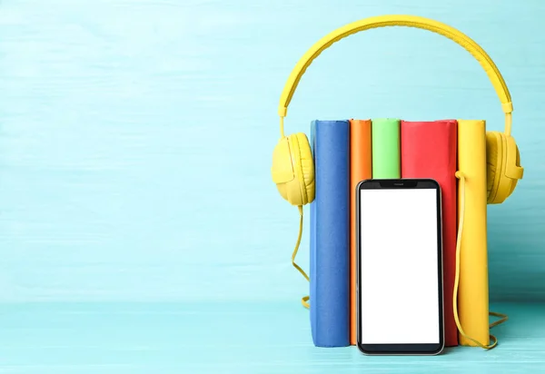 Livros Com Fones Ouvido Modernos Smartphone Mesa Madeira Azul Claro — Fotografia de Stock
