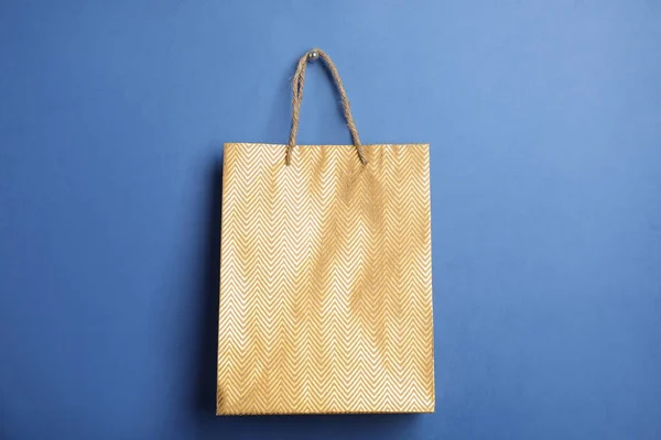 Золотой Пакет Покупок Синем Фоне — стоковое фото