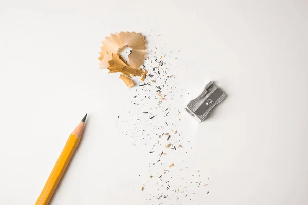 Ceruza, élező és forgács fehér alapon, felülnézetből — Stock Fotó