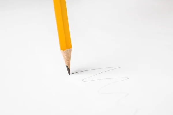 Μολύβι γραφίτη σε λευκό φόντο. Χώρος για κείμενο — Φωτογραφία Αρχείου
