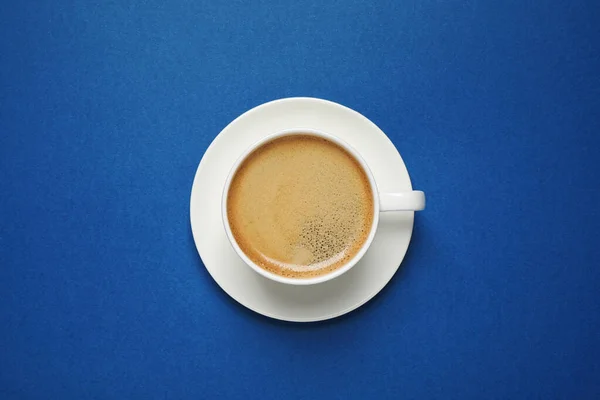 Mavi Arka Planda Klasik Siyah Kahve Üst Manzara 2020 Yılı — Stok fotoğraf