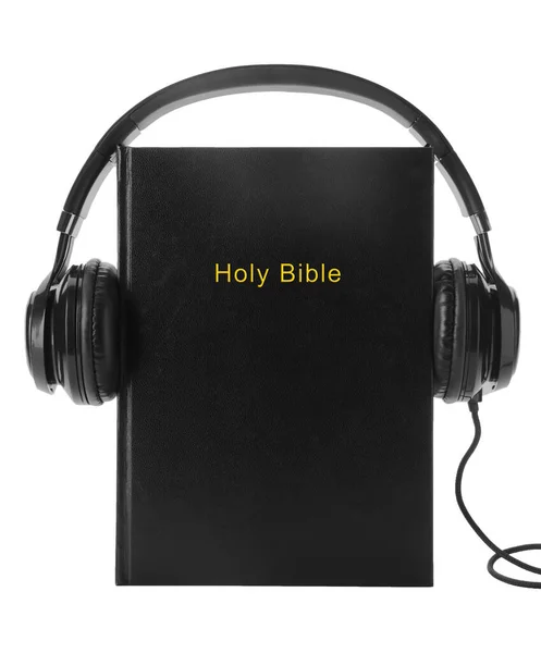 Bibeln och hörlurar på vit bakgrund. Religiös ljudbok — Stockfoto