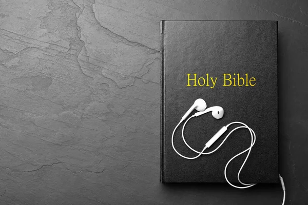 Biblia Słuchawki Czarnym Tle Widok Góry Miejsca Tekst Religijny Audiobook — Zdjęcie stockowe