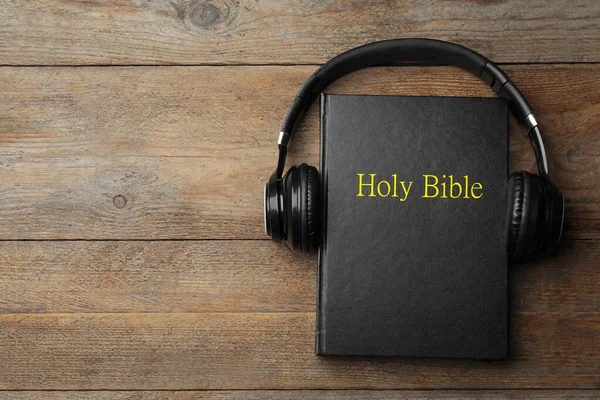 Bibeln Och Hörlurar Trä Bakgrund Ovanifrån Med Utrymme För Text — Stockfoto