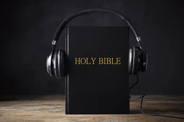Bibeln Med Hörlurar Träbord Religiös Ljudbok — Stockfoto