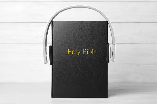 Biblia Słuchawki Stole Białym Drewnianym Tle Religijny Audiobook — Zdjęcie stockowe