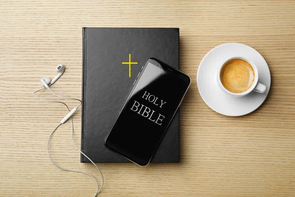 Biblia Telefon Filiżanka Kawy Słuchawki Drewnianym Tle Płaskie Leżały Religijny — Zdjęcie stockowe