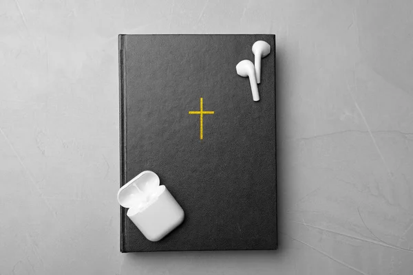 Bible Earphones Light Grey Background Top View Religious Audiobook — Stock Photo, Image