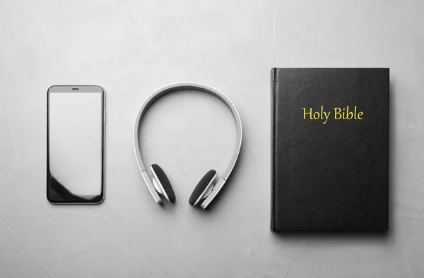 Bibel Telefon Och Hörlurar Ljusgrå Bakgrund Platt Ligg Religiös Ljudbok — Stockfoto