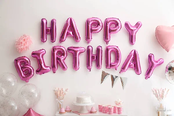 Kifejezés Boldog Születésnapot Készült Rózsaszín Lufi Betűk Fehér Falon — Stock Fotó
