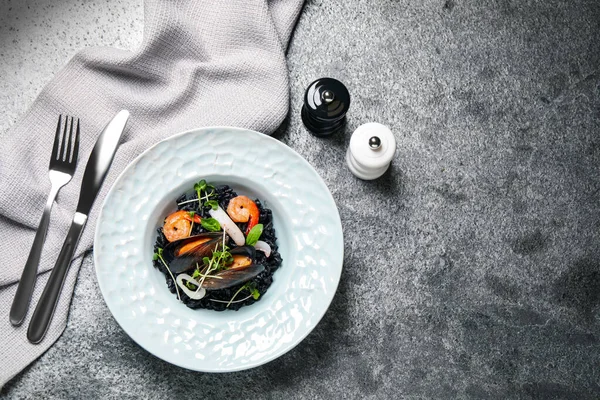 Heerlijke Zwarte Risotto Met Zeevruchten Geserveerd Grijze Tafel Plat Gelegd — Stockfoto