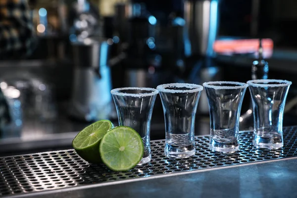 Mexikanska Tequila Shots Och Lime Bardisken — Stockfoto