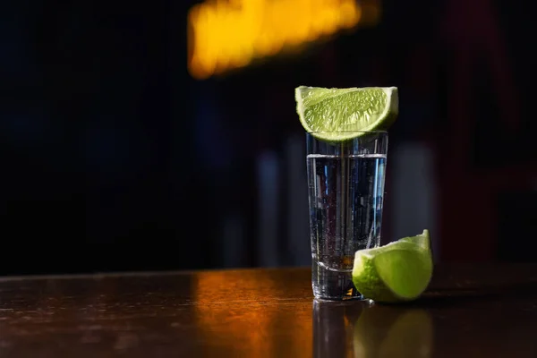 Tequila Mexicana Com Fatias Limão Balcão Madeira Espaço Para Texto — Fotografia de Stock