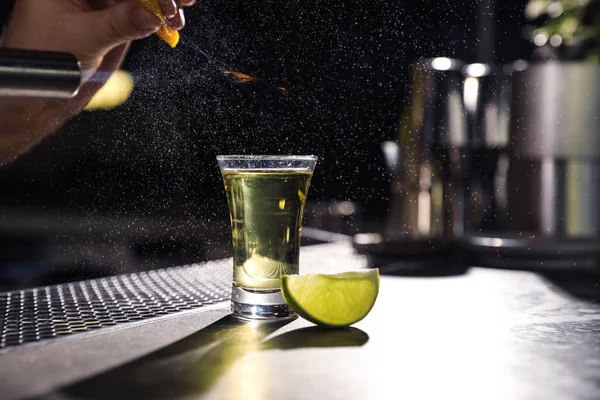 Mexikanska Tequila Skott Med Lime Skiva Bardisken — Stockfoto