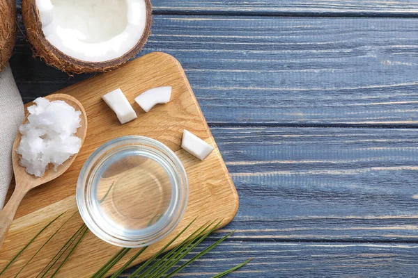 Composición Plana Con Aceite Coco Sobre Mesa Madera Azul Espacio — Foto de Stock