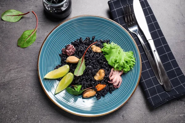 Heerlijke Zwarte Risotto Met Zeevruchten Geserveerd Grijze Tafel — Stockfoto