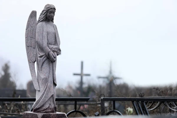 Szürke gránit angyal a temetőben. Temetési szertartás — Stock Fotó
