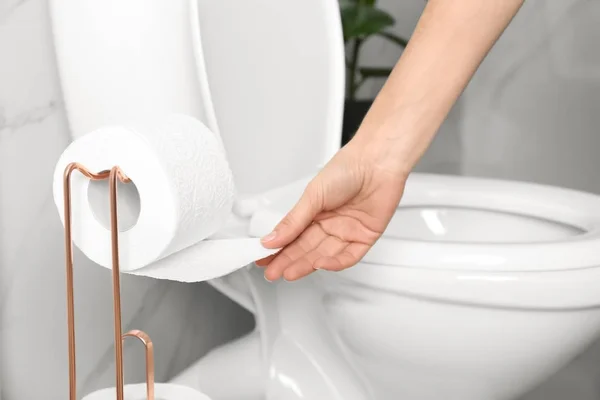 Kvinnan Tar Toalettpapper Rullhållare Badrum Närbild — Stockfoto