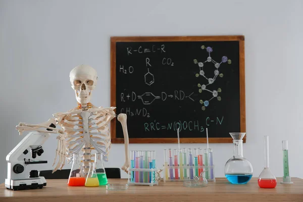 Skelett Und Verschiedene Chemiegläser Klassenzimmer — Stockfoto