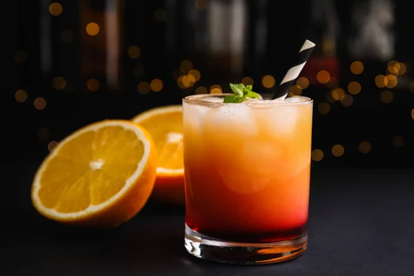 Färsk Alkoholhaltig Tequila Sunrise Cocktail Grått Bord — Stockfoto