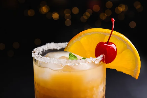 Bebidas Alcohólicas Frescas Tequila Sunrise Cóctel Contra Luces Borrosas Primer — Foto de Stock