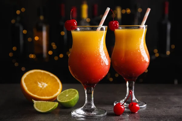 Alcoolic Proaspăt Tequila Sunrise Cocktail Uri Masă Gri — Fotografie, imagine de stoc