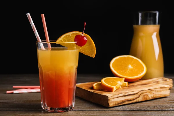 Cocktail Fresco Tequila Sunrise Alcolico Sul Tavolo Legno — Foto Stock