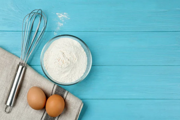 Composición Plana Poner Con Huevos Crudos Mesa Madera Azul Claro — Foto de Stock