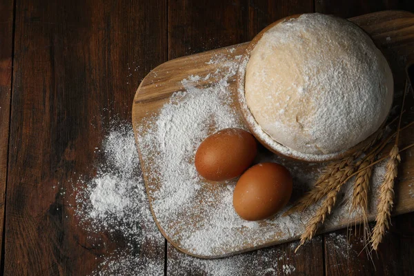 Düz Kompozisyon Çiğ Yumurta Hamurla Ahşap Masa Üzerinde Yatıyordu Pasta — Stok fotoğraf