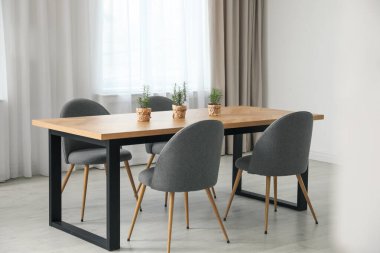 İçinde sandalye ve masa olan modern bir oda.