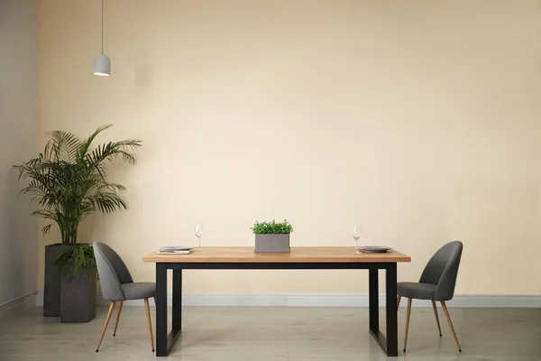 Современный интерьер столовой со стильной мебелью — стоковое фото