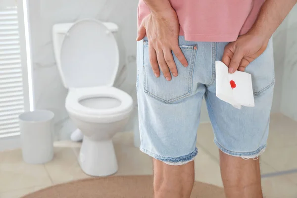 Hombre Sosteniendo Papel Higiénico Con Mancha Sangre Baño Primer Plano —  Fotos de Stock