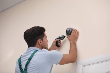 Teknisyen yükleme Cctv kamera kapalı duvar