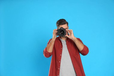 Profesyonel fotoğrafçı St. Louis 'de açık mavi arka plan üzerinde çalışıyor.