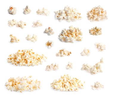 Beyaz arka planda lezzetli patlamış mısır seti