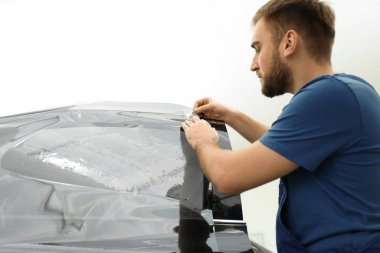 Atölyede folyo ile araba boyama