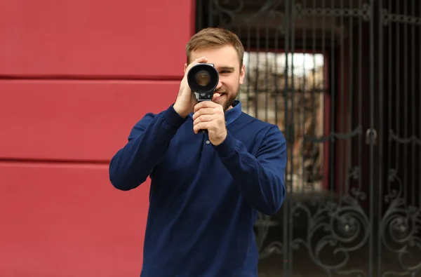 Молодой Человек Использует Винтажную Видеокамеру Открытом Воздухе — стоковое фото