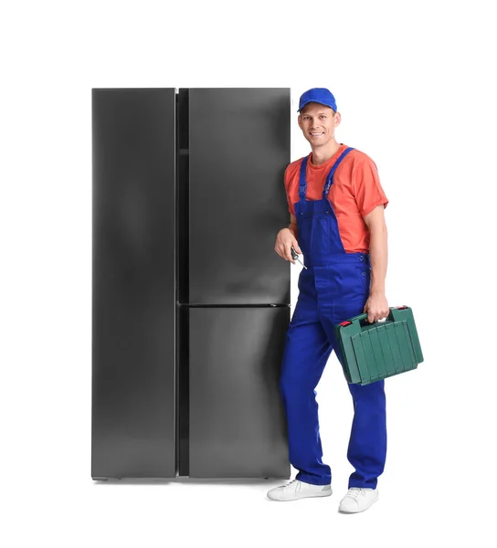 Técnico Masculino Con Caja Herramientas Cerca Del Refrigerador Sobre Fondo —  Fotos de Stock