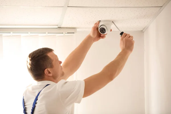 Techniker installiert Videokamera an der Decke — Stockfoto