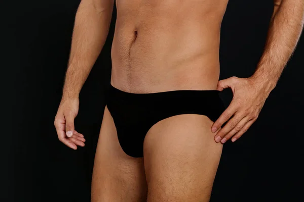 Man in ondergoed op zwarte achtergrond, close-up — Stockfoto