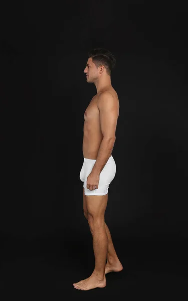 Knappe man in ondergoed op zwarte achtergrond — Stockfoto