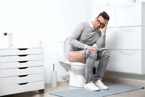 Homme Avec Mal Ventre Assis Sur Cuvette Des Toilettes Dans — Photo