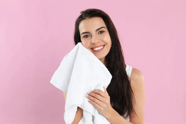 Młoda Kobieta Wycierająca Twarz Ręcznikiem Różowym Tle — Zdjęcie stockowe