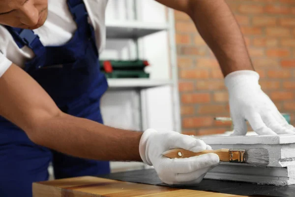 Reparatör målning gammalt fönster vid bordet inomhus, närbild — Stockfoto