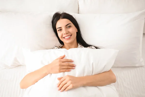Νεαρή γυναίκα με μαξιλάρι στο κρεβάτι, με θέα στην κορυφή. Τεμπέλικο πρωινό — Φωτογραφία Αρχείου