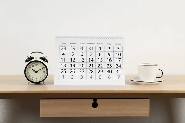 Calendario Sveglia Tazza Caffè Sul Tavolo Legno — Foto Stock