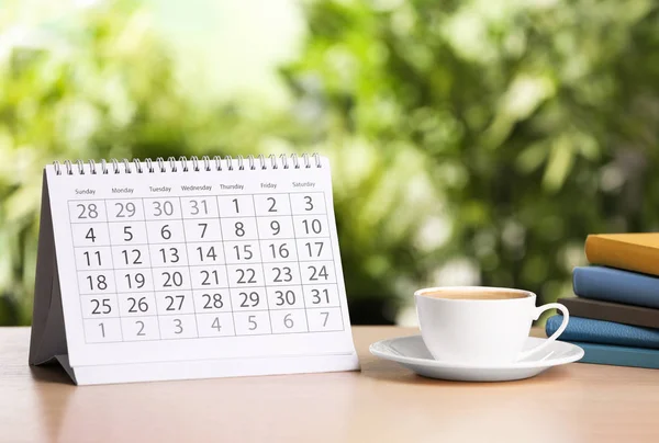 Calendario Tazza Caffè Sul Tavolo Legno Sullo Sfondo Sfocato — Foto Stock