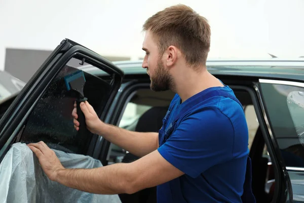 Trabajador Lavado Ventana Coche Teñido Taller — Foto de Stock