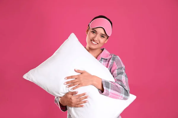 Красивая женщина с подушкой на розовом фоне. Время спать — стоковое фото