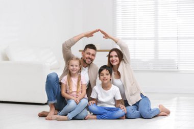 Mutlu aile evlerinin çatısını elleriyle yapıyor. İnsura